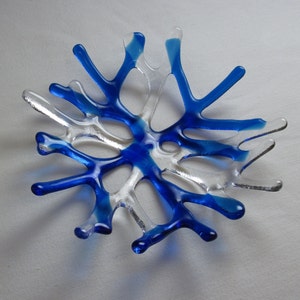 Korallen, geschmolzenen Glasschale, blau und klar