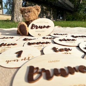 Hölzerne monatliche 3D-Meilensteinscheiben für Babyfotos Personalisierte Babyzeichen gravierte monatliche Meilensteinmarker aus Holz