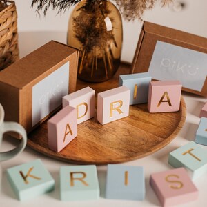 Bloques de madera con letras, bloques de letras del alfabeto pastel, decoración de mesa de cumpleaños dorada para bebé, nombre y números de los niños en la pared