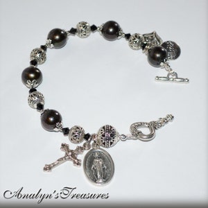 Miraculous Mary Rosary Bracelet in Grey Fresh Water Pearl or Choose Saint, Charm & Wrist Size, Catholic Rosary, Grey Pearl Rosary