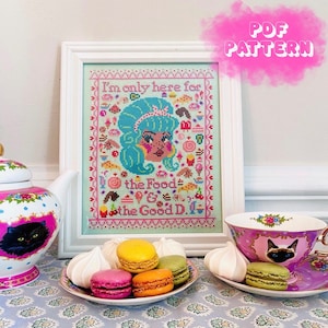 Puede incluir: Un patrón de punto de cruz con una mujer de dibujos animados con cabello azul y una corona, rodeada de comida y el texto "I'm only here for the food & the good D.I.K."