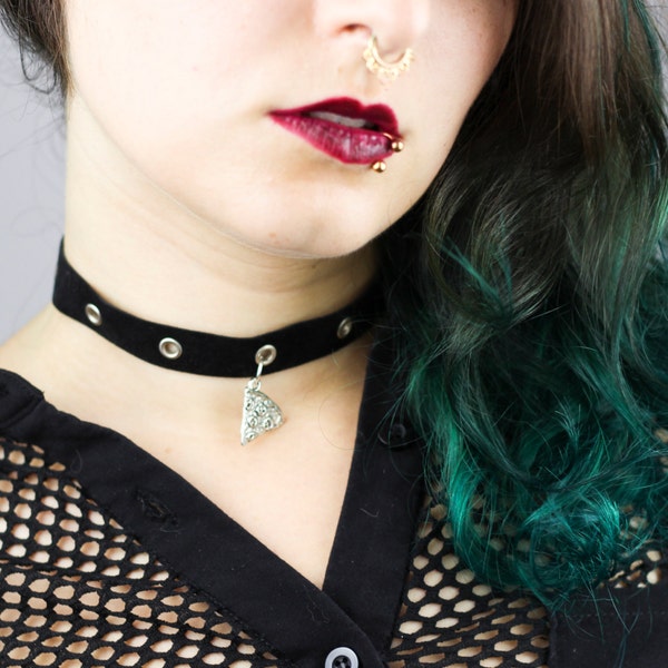 Handgemachte Samt Choker Pizza Anhänger, Statement Schmuck, Unikat Geschenk, Silberne Ösen, Punk Grunge Gothic