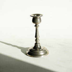 Vintage kandelaar zilverkleur, eenarmige kandelaar, grillige Witchy Cottagecore woondecoratie, elegant klassiek chic housewarmingcadeau