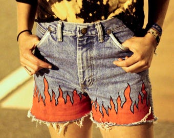 RENEWED VINTAGE Shorts Handbemalt Flammen XS, Wrangler Blau Rot Silber Jeans Kurze Hose, Feuer Flamme Hotpants