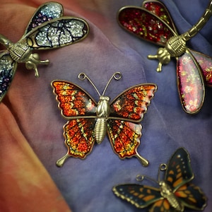 Vintage Schmetterling Libelle Glitzer Broschen, Bunter Emaille Pin, Insekten Anstecknadel, Tier Brosche Bunt Gold Bild 1