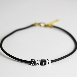 ANTI Choker Schwarz Weie Buchstabenperlen, Besonderes Gift Freundin Freund, Punk Grunge Schmuck Dagegen, Verstellbare Statement Kette