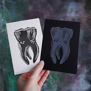 Dente stampato in rilievo fatto a mano, disegno originale dei denti, stampa a blocchi con denti in edizione limitata in bianco e nero, regalo carino e inquietante per un amico