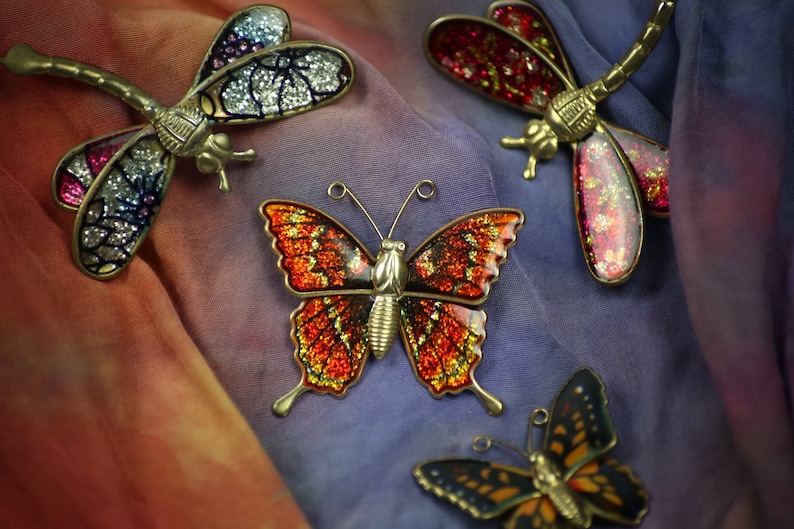 Vintage Schmetterling Libelle Glitzer Broschen, Bunter Emaille Pin, Insekten Anstecknadel, Tier Brosche Bunt Gold Bild 1