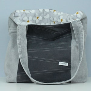 Große Schultertasche - Graue Blume (recycled denim, handgemacht, große Kapazität, Tote style)