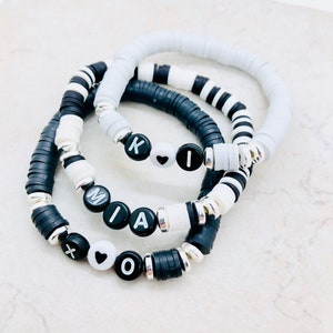 pulsera en blanco y negro, pulsera de apilamiento elástica, pulsera de nombre para niña, regalo de cumpleaños de mamá, pulsera de cuentas de carta, pulsera de mantra personalizada