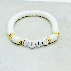 Pulsera de cuentas de letra de disco de arcilla, pulsera de nombre Heishi, pulsera de palabra personalizada, pulsera de nombre personalizada, estiramiento de apilamiento, artículo más vendido