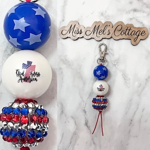 Dije de cremallera con diseño patriótico "Dios bendiga a Estados Unidos" para bolso, cartera, agenda, teléfono, taza, rojo, blanco y azul, bandera, EE. UU., elecciones, cuentas gruesas, amigo, regalo.