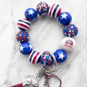 Pulsera con llavero patriótico de Estados Unidos, estrellas y rayas, 4 de julio, EE. UU., bandera, cuentas gruesas, elásticas, con cuentas, para maestros, amigos, mamás y regalos