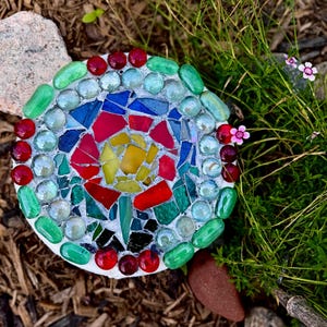 Opstapje voor de tuin, mozaïekopstapje, tuinkunst, tuindecor, buitendecor, cadeau voor tuiniers, bloementuindecoratie