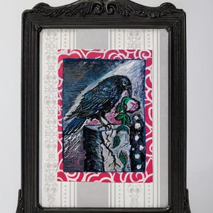 Ilustración de arte de cuervo caprichoso, pequeña pintura gótica enmarcada con rosa rosa, decoración original de estilo vintage para pared o mesa, estilo academia oscuro.