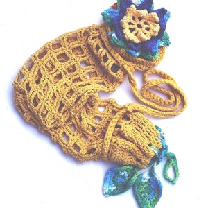 Puede incluir: Una bolsa de crochet amarilla con un diseño de flores. La bolsa tiene una correa larga y una pequeña flor en la parte superior.