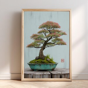 Puede incluir: Una impresión de arte mural enmarcada que muestra un bonsái con follaje verde y rosa en una maceta de cerámica azul verdoso desgastada. El árbol se asienta sobre una base de tocón de madera contra un fondo azul claro. Un sello rojo con texto japonés.