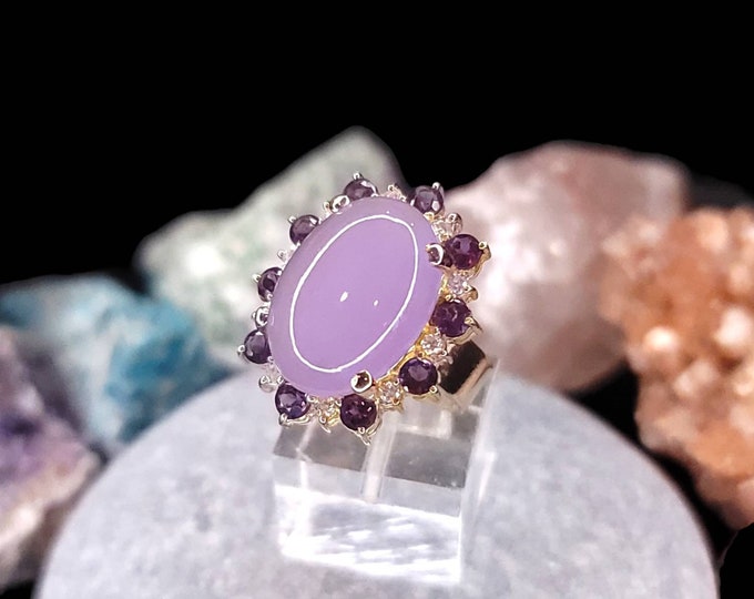 Stunning 14K Yellow Gold 10.50 CTW Lavender Jade, Amethyst & Diamond Cocktail Ring.