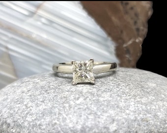 Belle bague de fiançailles en or blanc 14 carats naturel certifié GIA 1,60 carat SI2 carats avec diamants taille princesse.