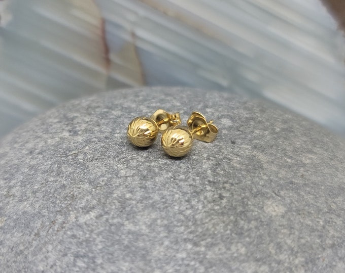 Solid 14K Yellow Gold 5mm Diamond Cut Ball Stud Earrings.