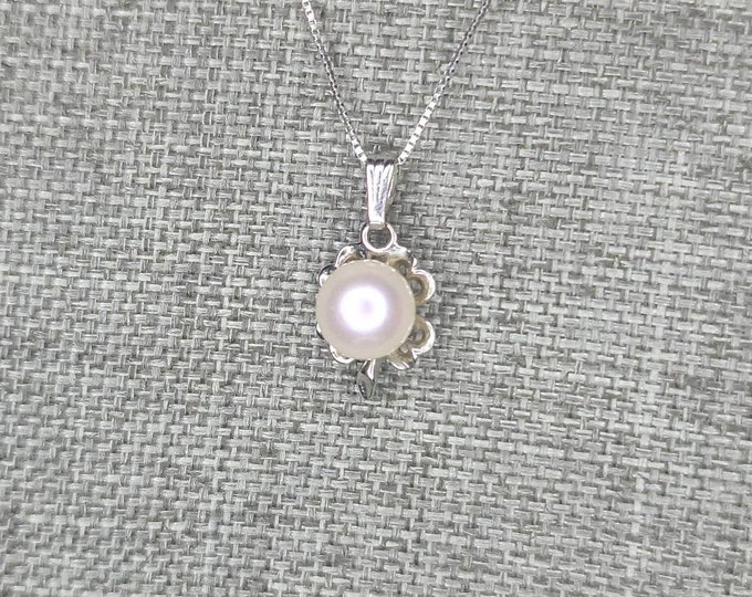 Handcrafted 14K White Gold Natural 7.35mm Pink Pearl Lucky 4-Leaf Clover Pendant.