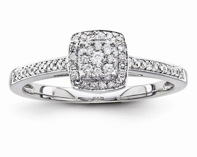 Gorgeous 14 Karat White Gold 0.20 Carat Multi Diamond Engagement Ring.