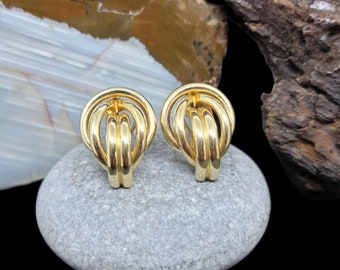 Magnifiques boucles d'oreilles arrière Omega en or jaune 14 carats d'inspiration rétro.