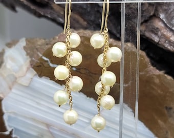 Boucles d'oreilles pendantes en or jaune 14 carats et perles faites main.