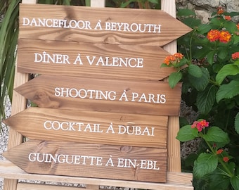 Feestdecor van het huwelijk of de viering . Flèche personalisable en bois massif peint et vernis