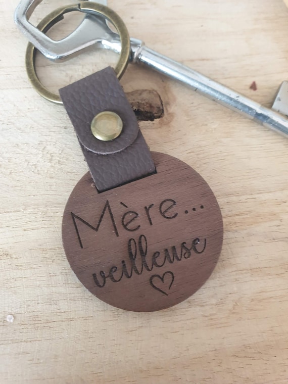 Porte clé personnalisé, Porte clef en bois et cuir, cadeau fête des mères , famille  - maman, papa, marraine, parrain