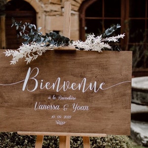 Pancarte de bienvenue au mariage en bois peint à la main. Panneau de bienvenue personnalisable fait en France pour déco champêtre ou bohème