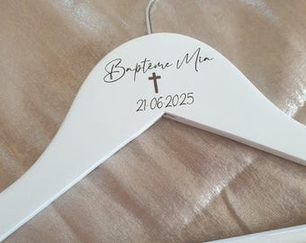 Cintre bébé gravé au prénom de l'enfant et personnalisé. Cadeau pour un baptême