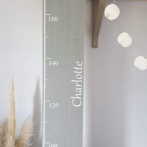 Toise en bois massif peinte à la main- Idée cadeau pour une naissance ,un anniversaire- Déco chambre enfant image 2