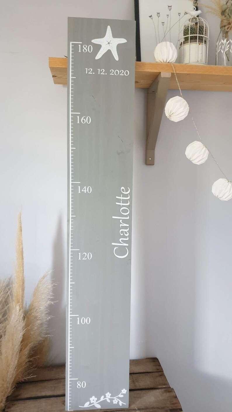 Toise en bois massif peinte à la main- Idée cadeau pour une naissance ,un anniversaire- Déco chambre enfant image 2