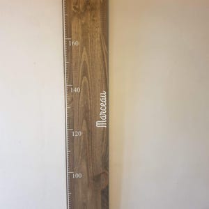 Toise en bois massif peinte à la main- Idée cadeau pour une naissance ,un anniversaire- Déco chambre enfant image 1