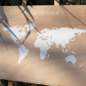 Plan de table en bois peint à la main sur le thème du voyage.  "Trouvez votre place" en bois .