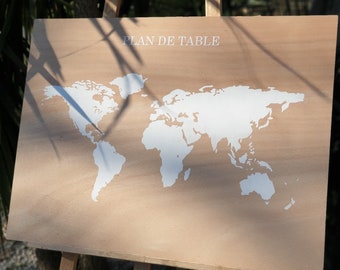 Plan de table en bois peint à la main sur le thème du voyage .  "Trouvez votre table" en bois .