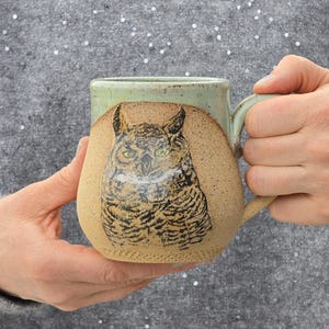 Taza de cerámica hecha a mano, con diseño de fauna silvestre, fabricada en Montana, con búho cornudo.