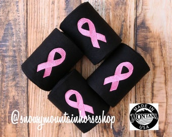 Polos bordados con lazo rosa para concientizar sobre el cáncer de mama. Juego de 4 o 2. Talla estándar para caballo o poni/año. Seleccione el color base.