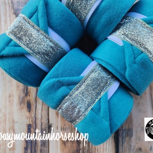 Blauwgroen fleece polodoek met metallic zilveren glitter: paardenbeenbescherming