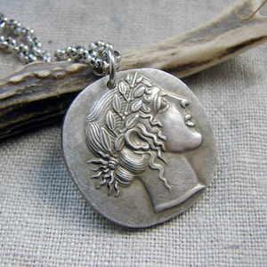 Collar con colgante de moneda de Apolo, antigua Grecia, joyería espiritual de plata gótica, amuleto ceremonial wiccan.