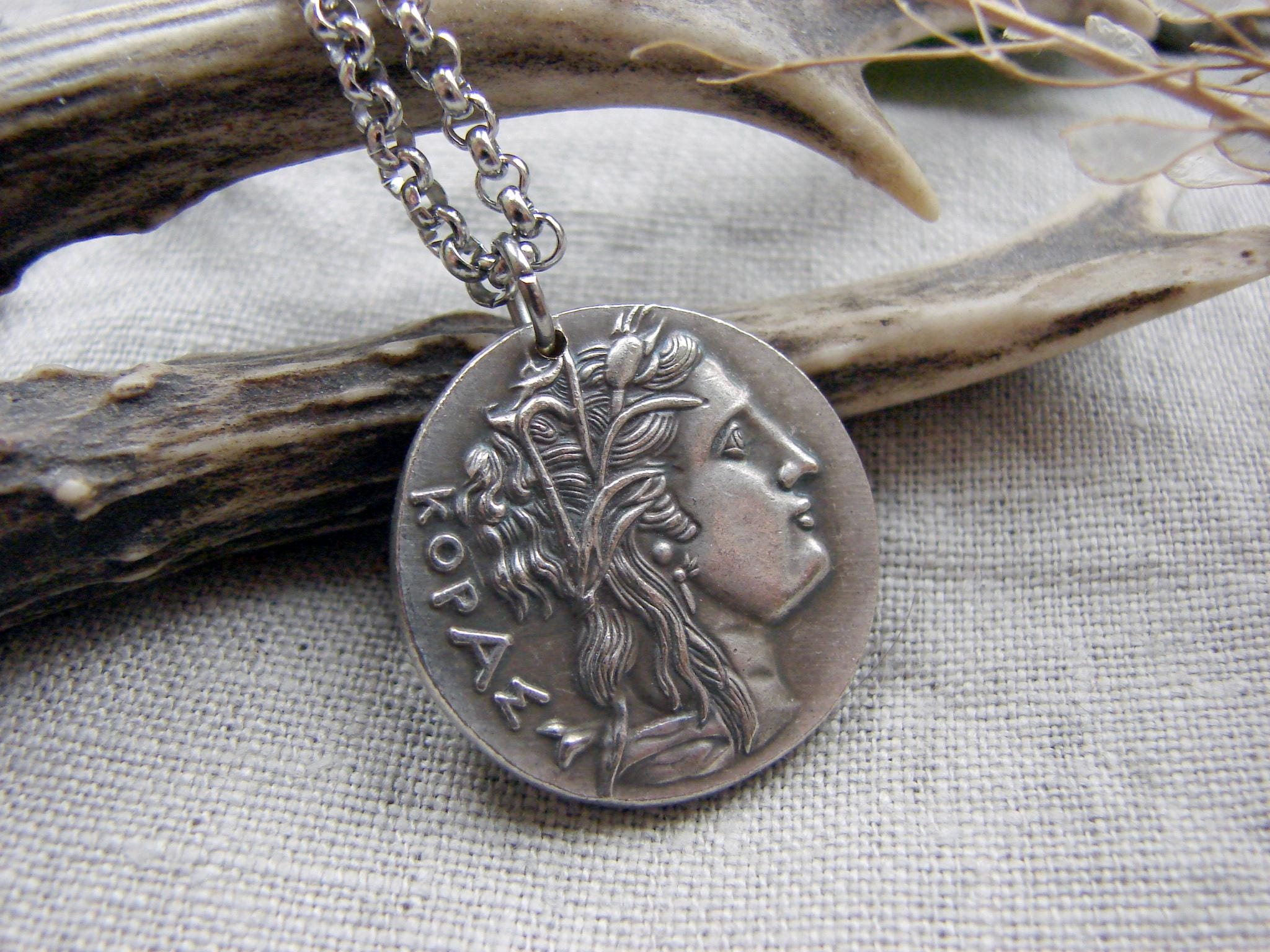 Pendentif Ancien - Portrait Femme Grecque Antique - Verre - Argenté