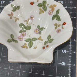 Wedgwood Bone China Wild Strawberry Print Trinket Tray Shell Shape Soap Dish VTG image 7