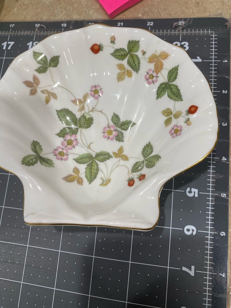 Wedgwood Bone China Wild Strawberry Print Trinket Tray Shell Shape Soap Dish VTG image 7