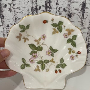 Wedgwood Bone China Wild Strawberry Print Trinket Tray Shell Shape Soap Dish VTG image 1