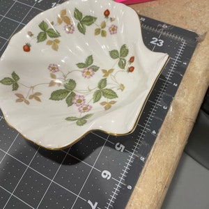 Wedgwood Bone China Wild Strawberry Print Trinket Tray Shell Shape Soap Dish VTG image 8