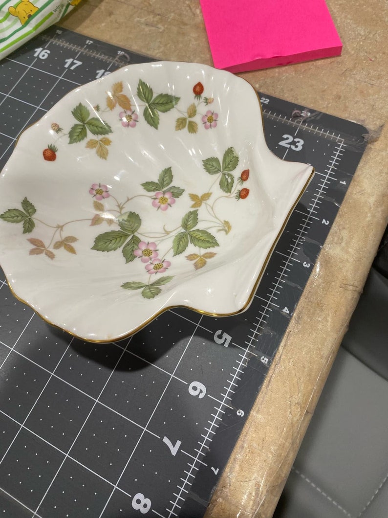 Wedgwood Bone China Wild Strawberry Print Trinket Tray Shell Shape Soap Dish VTG image 8