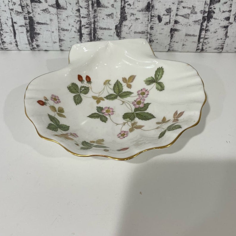 Wedgwood Bone China Wild Strawberry Print Trinket Tray Shell Shape Soap Dish VTG image 2