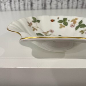 Wedgwood Bone China Wild Strawberry Print Trinket Tray Shell Shape Soap Dish VTG image 4