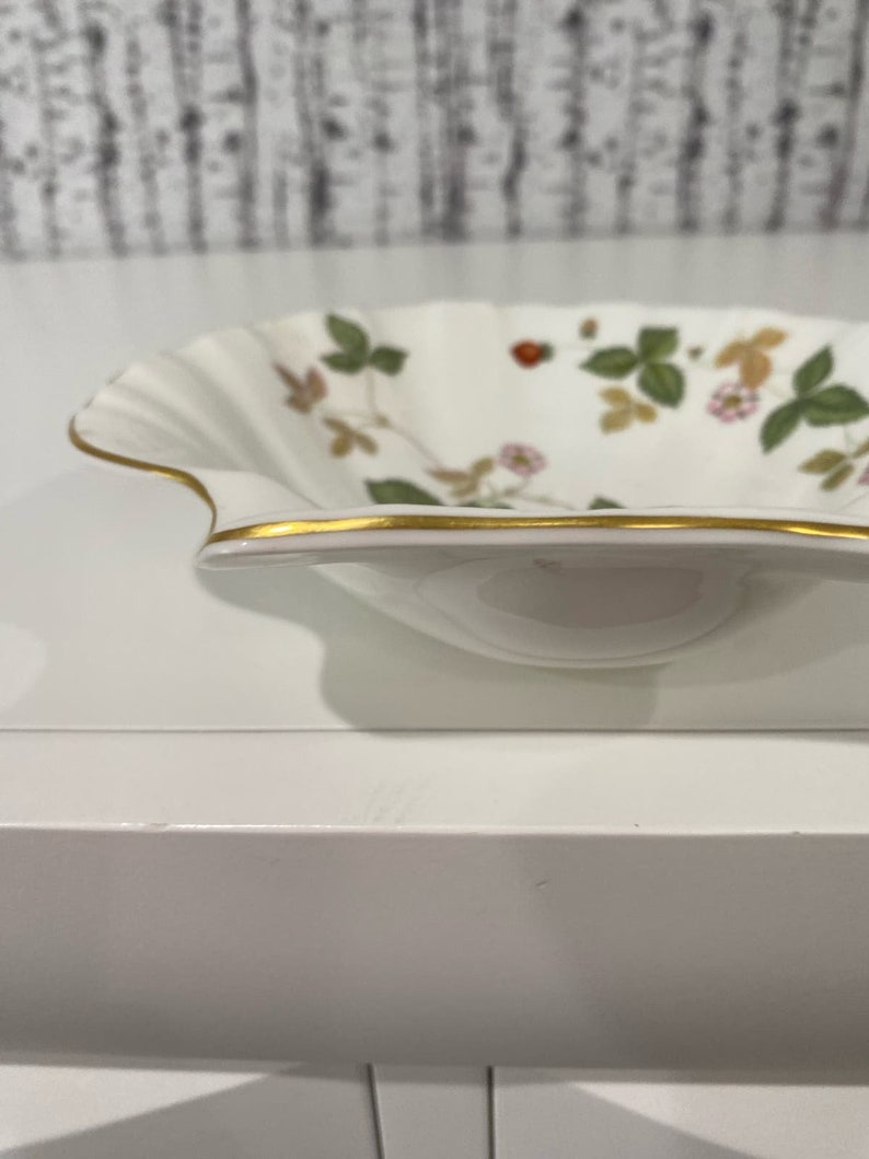 Wedgwood Bone China Wild Strawberry Print Trinket Tray Shell Shape Soap Dish VTG image 4